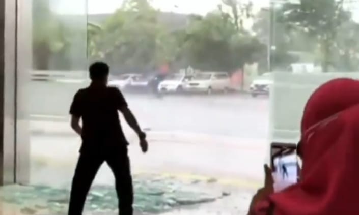 Pintu Icon Mall Gresik Pecah Diterjang Hujan Angin, Petugas dan Pengunjung Terkejut
