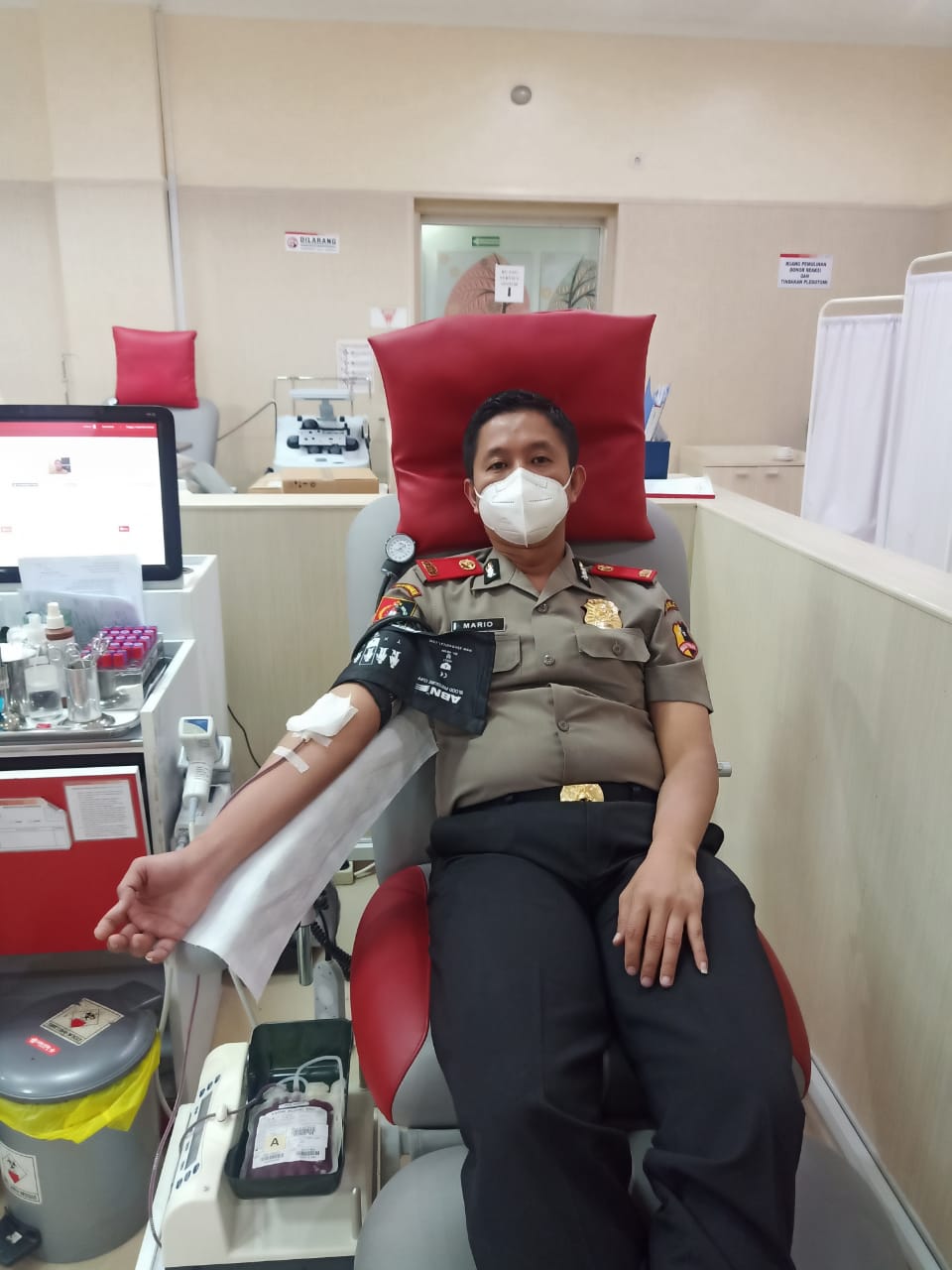 Peduli Sesama, Mantan Wakapolres Jombang Donor Darah di PMI