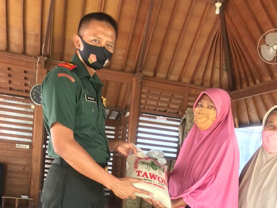 Mayor Henggar Tri Wahono Bagi-bagi Ratusan Sembako untuk Warga Gresik