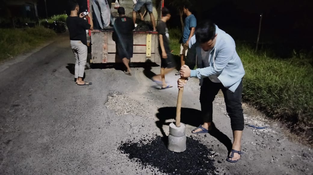 Turun Tangan, Anggota Dewan di Gresik Tambal Jalan Rusak