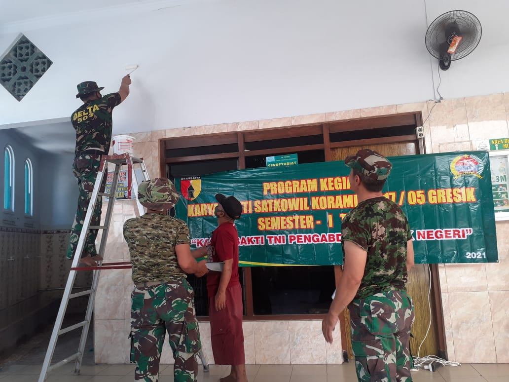 Program Karya Bakti TNI Bantu Pengecatan Musholla di Gresik