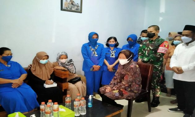 Dandim 0817 Gresik Dampingi Mensos dan Istri Pejabat TNI AL Sambangi Keluarga KRI Nanggala 402