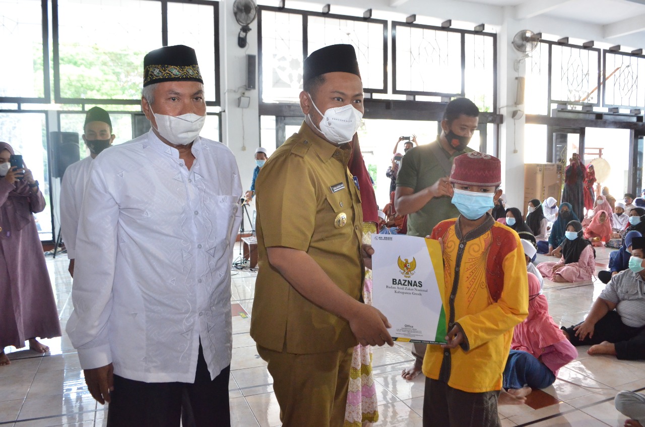 Baznas Gresik Serahkan Santunan 1000 Yatim Piatu dan Guru Ngaji di 4 Zona