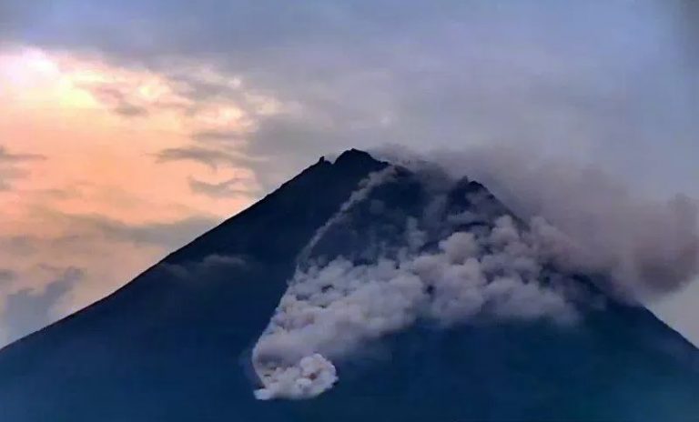 Kembali Erupsi, Merapi Luncurkan Awan Panas Guguran Sejauh 1,5 Km