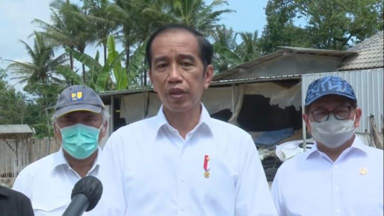 Jokowi Teken PP Tentang THR PNS dan Gaji ke-13