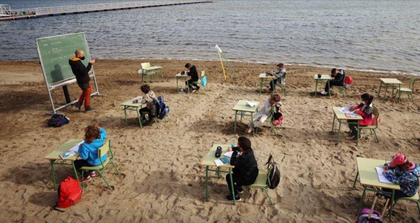 Terlalu Lama Belajar Daring, Siswa Spanyol Akhirnya Sekolah di Pantai