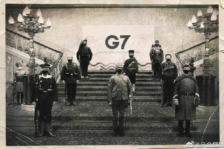 Satiris Seniman Tiongkok Kepada Foto G7 dengan Invasi Pemberontakan Anti-Boxer 1900