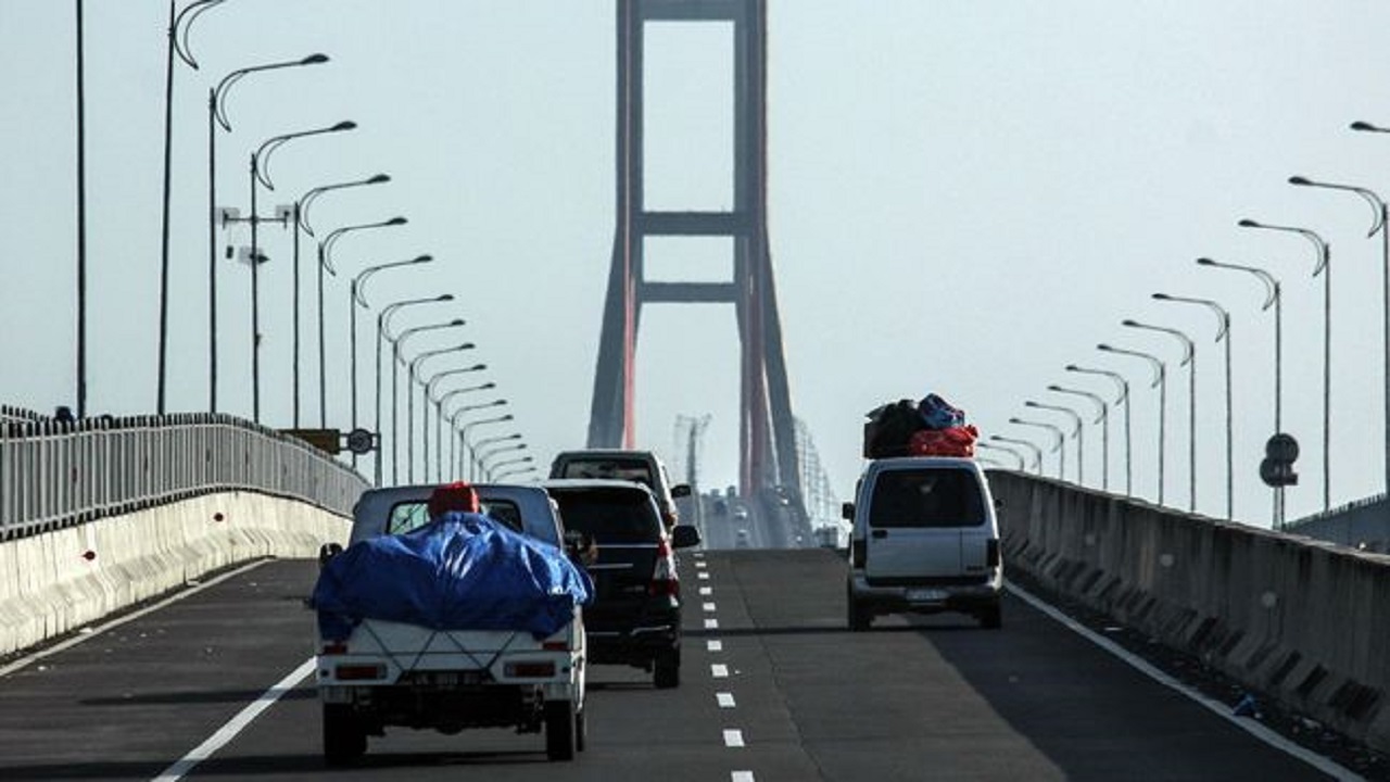 Kapolres Pelabuhan Tanjung Perak Tutup Jembatan Suramadu saat Larangan Mudik 6-17 Mei