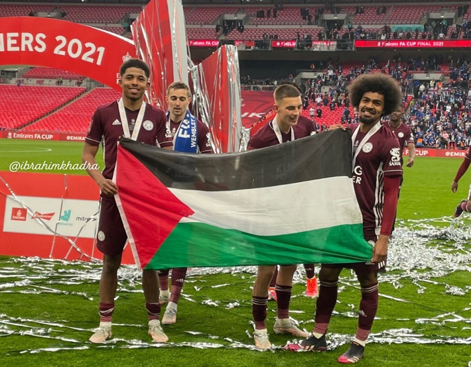 Angkat Trofi FA, 2 Pemain Leicester Bentangkan Bendera Palestina