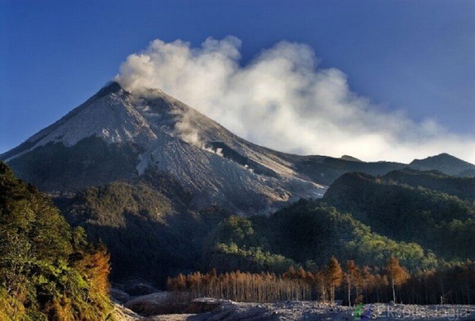 Gunung Merapi Erupsi Lagi, Awan Panas Guguran 1,8 Km