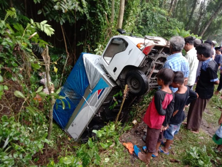 Truk Pengangkut Sembako Terjungkal Masuk Jurang di Lombok Tengah