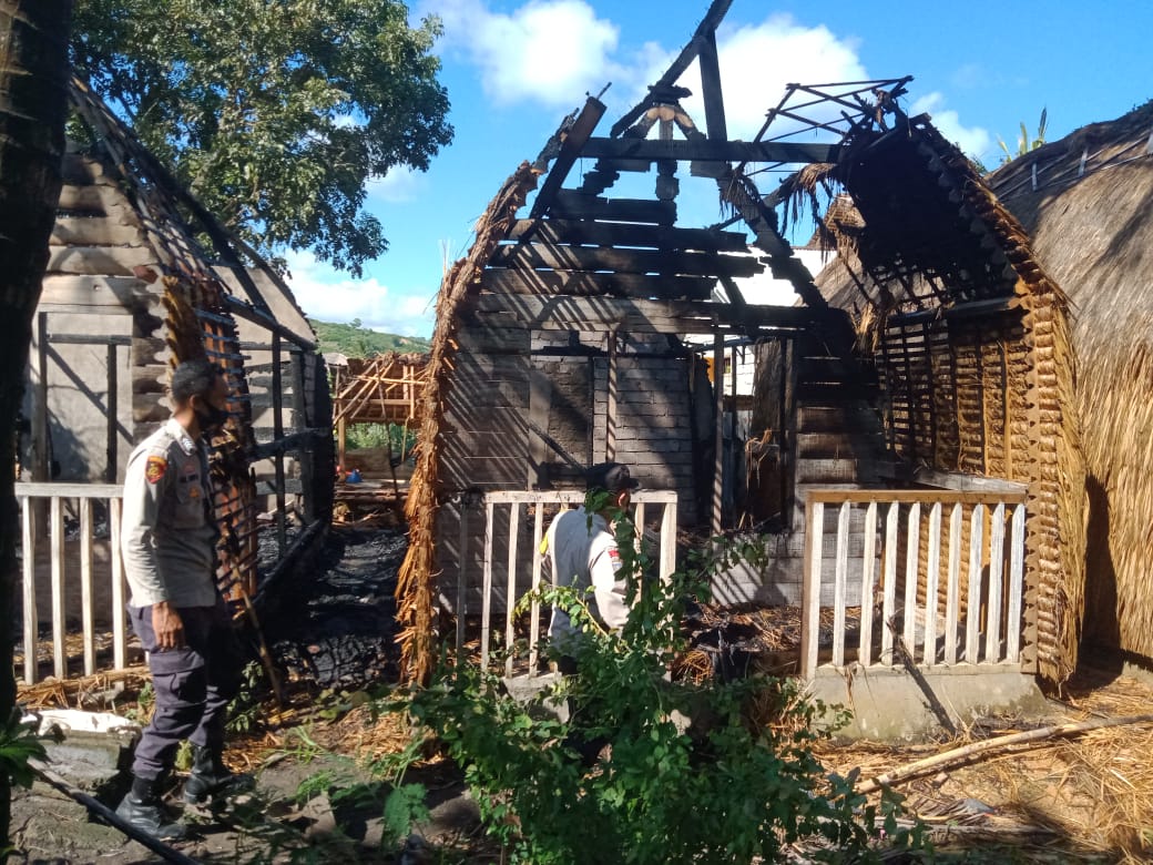 Ponakan Bermain Api, Villa di Lombok Tengah Hangus Terbakar