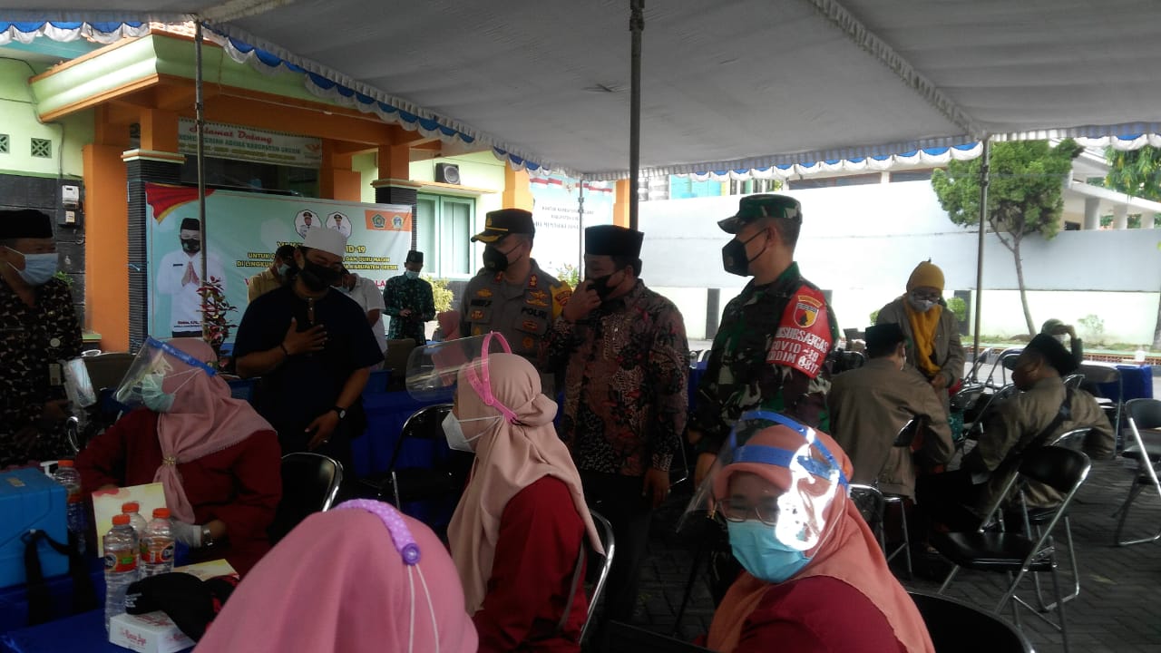 Guru Madin dan TPQ di Gresik Terima Vaksinasi, Kemenag Targetkan 1200 Guru Dapat Jatah