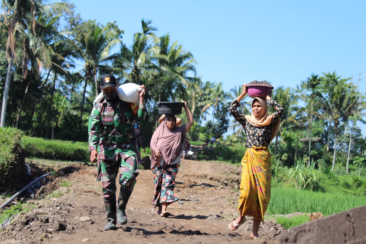 TNI Bersama Masyarakat Gotong Royong di Lokasi TMMD