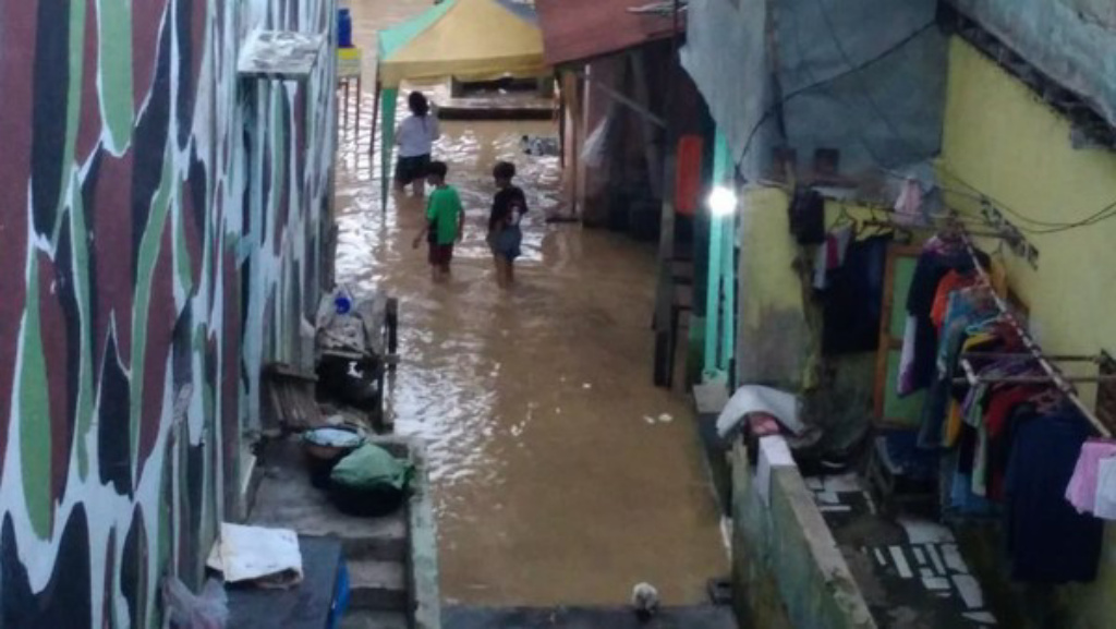 Terendam Banjir, Warga Kampung Aur Tak Surut Gelar Salat Id