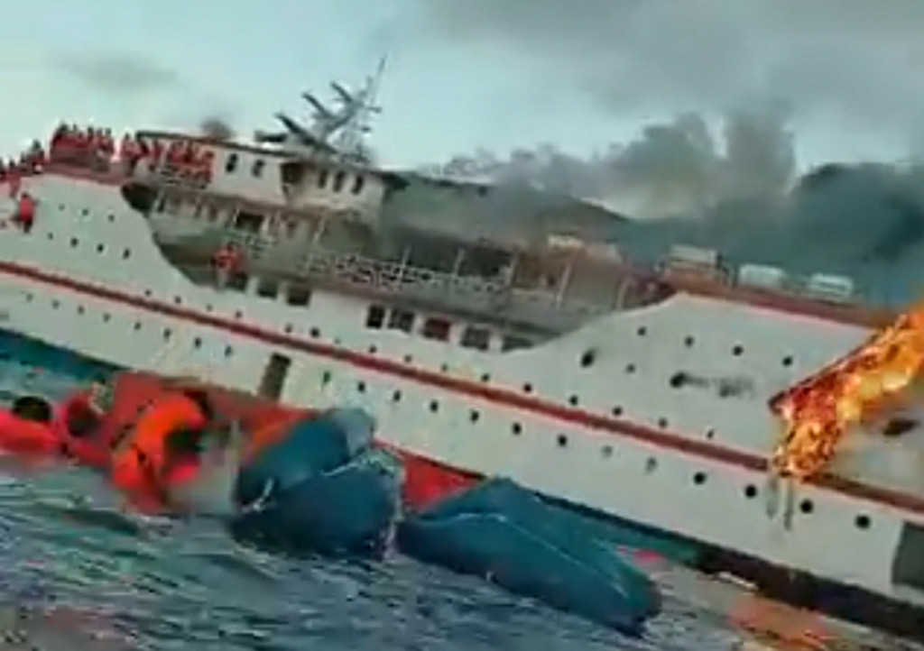 Bawa 181 Penumpang, Kapal Karya Indah Terbakar di Kepulauan Sula