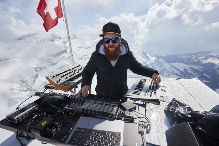 Musisi Tekno Prancis Lakukan Pertunjukkan di Puncak Alpen
