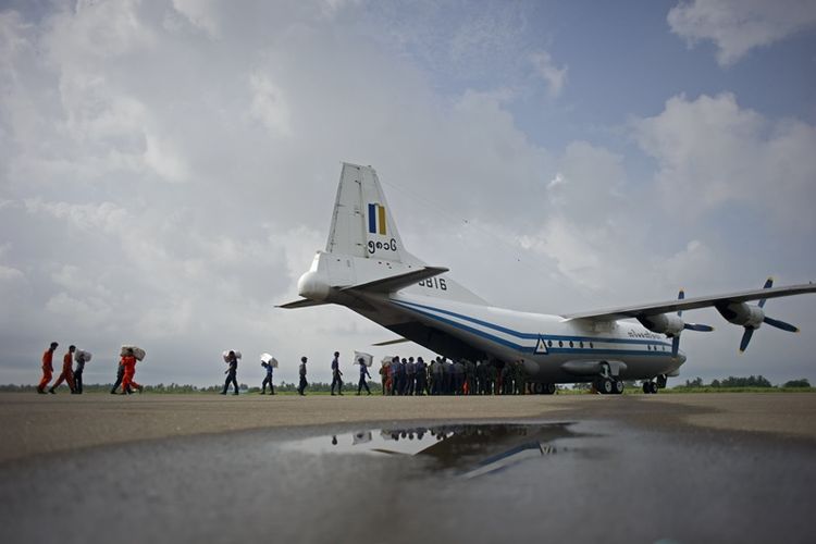 Pesawat AU Myanmar Jatuh, 12 Tewas
