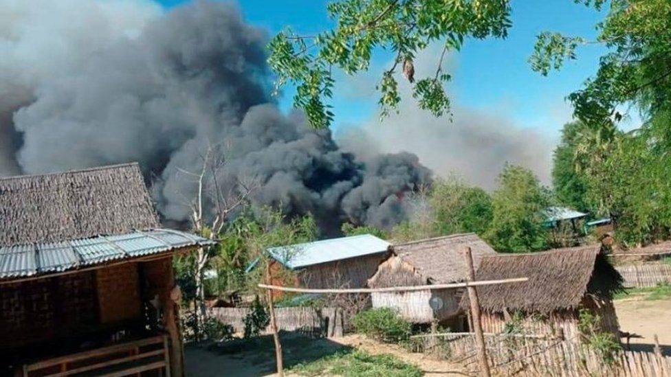 Sebuah Desa di Myanmar Terbakar Usai Bentrokan Antara Pasukan Keamanan dan Gerilyawan Lokal