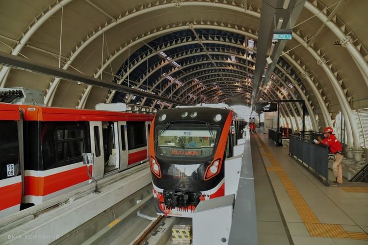Jokowi Targetkan LRT Jabodebek Mulai Beroperasi pada 2022