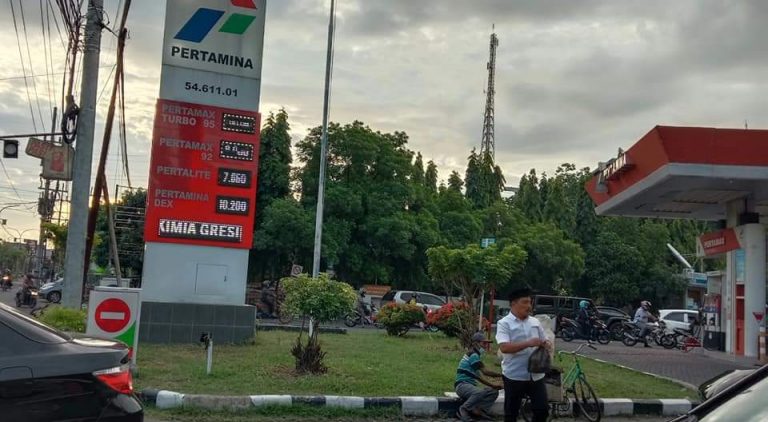 Beli Krupuk Pedagang di Pinggir Jalan, Aksi Ketua DPRD Gresik Tuai Pujian