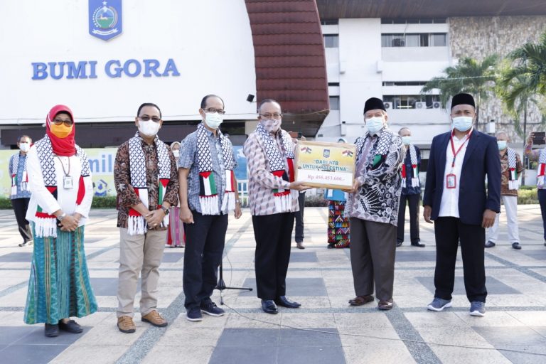 Sekda Lalu Gita Ariadi Serahkan Bantuan Dari NTB Untuk Palestina