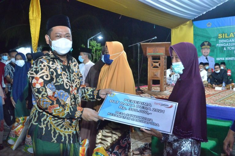 Bupati Gresik Serahkan Bantuan Pangan Non Tunai 2850 KPM di Bawean