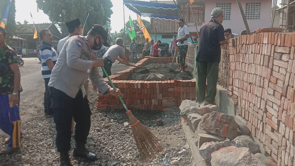 Gotong Royong, Polsek dan Warga Bersihkan Lokasi STQ XXIX Kecamatan Jonggat