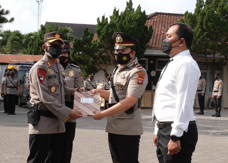 Kapolres Esty Setyo Nugroho Serah Terima Jabatan Sejumlah Perwira Baru Polres Lombok Tengah