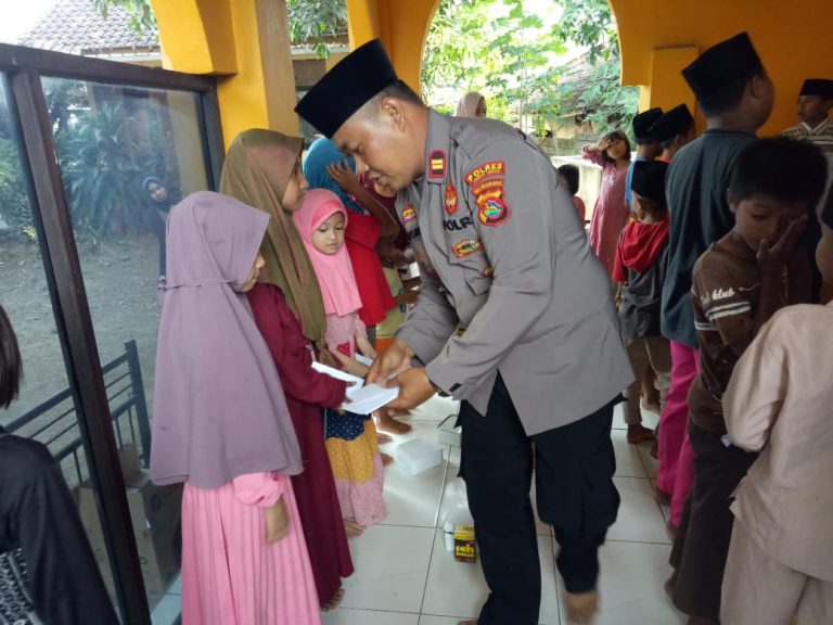 Kapolsek Baru Praya Timur Awali Tugas Dengan Santuni Anak Yatim