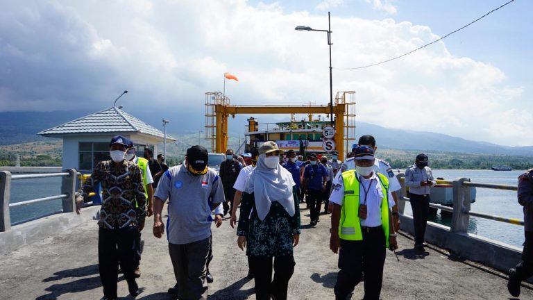 Wakil Gubernur NTB Tinjau Sistem Layanan Tiket Non Tunai di Pelabuhan Kayangan