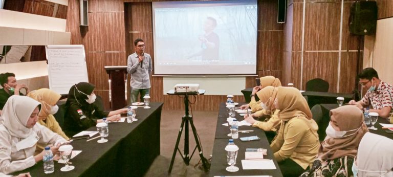 Karyawan Hotel Horison GKB Gresik Dilatih Literasi Digital