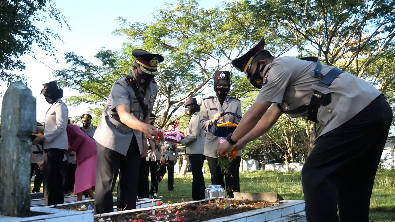 HUT Bhayangkara ke-75, Polres Loteng Ziarah dan Tabur Bunga di Makam Pahlawan Mandalika