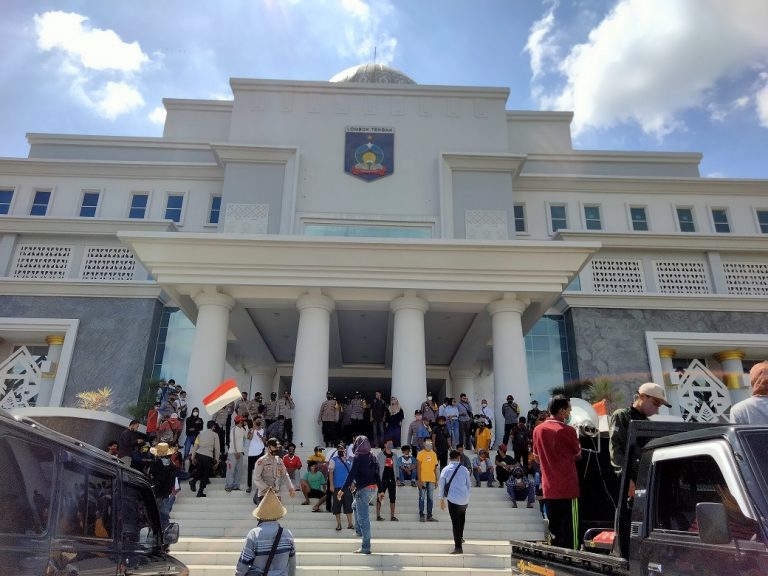 Datangi Kantor Bupati, Warga Desa Pagutan Suarakan Transparansi Dana Desa