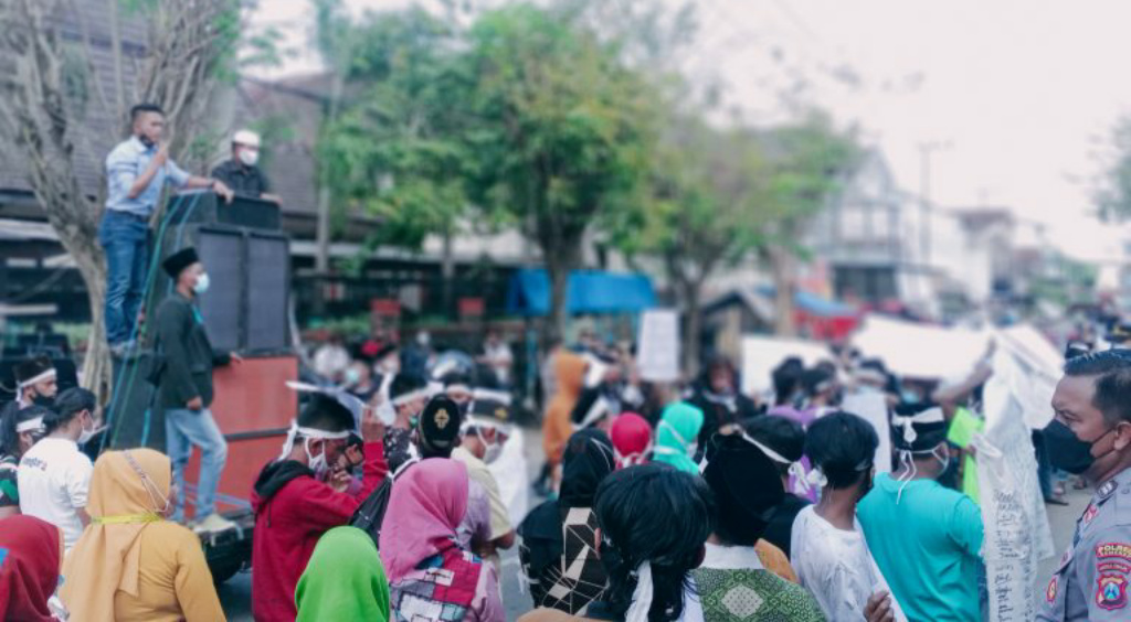 Tolak Cakades Dari Luar Desa, Warga Karduluk Demo DPMD Sumenep