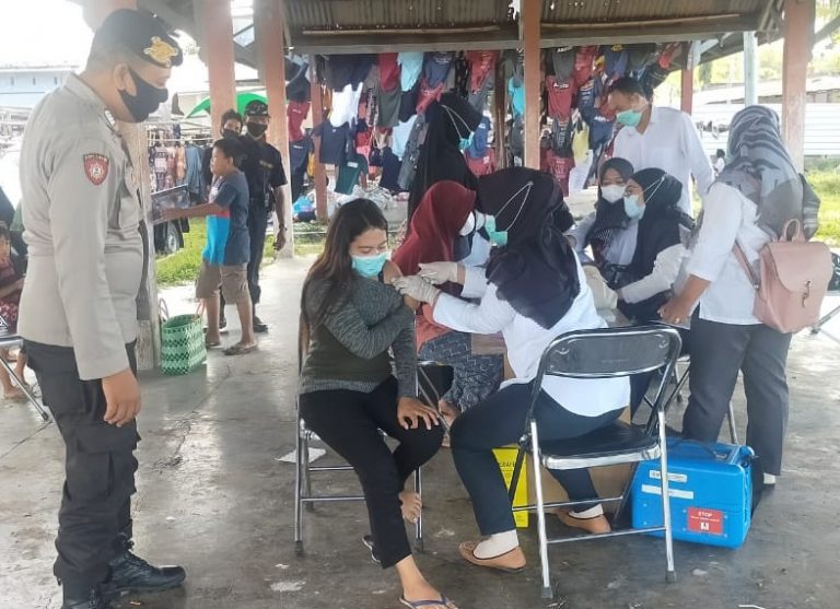 Polsek Praya Timur Kawal Vaksinasi Covid-19 di Pasar Ganti