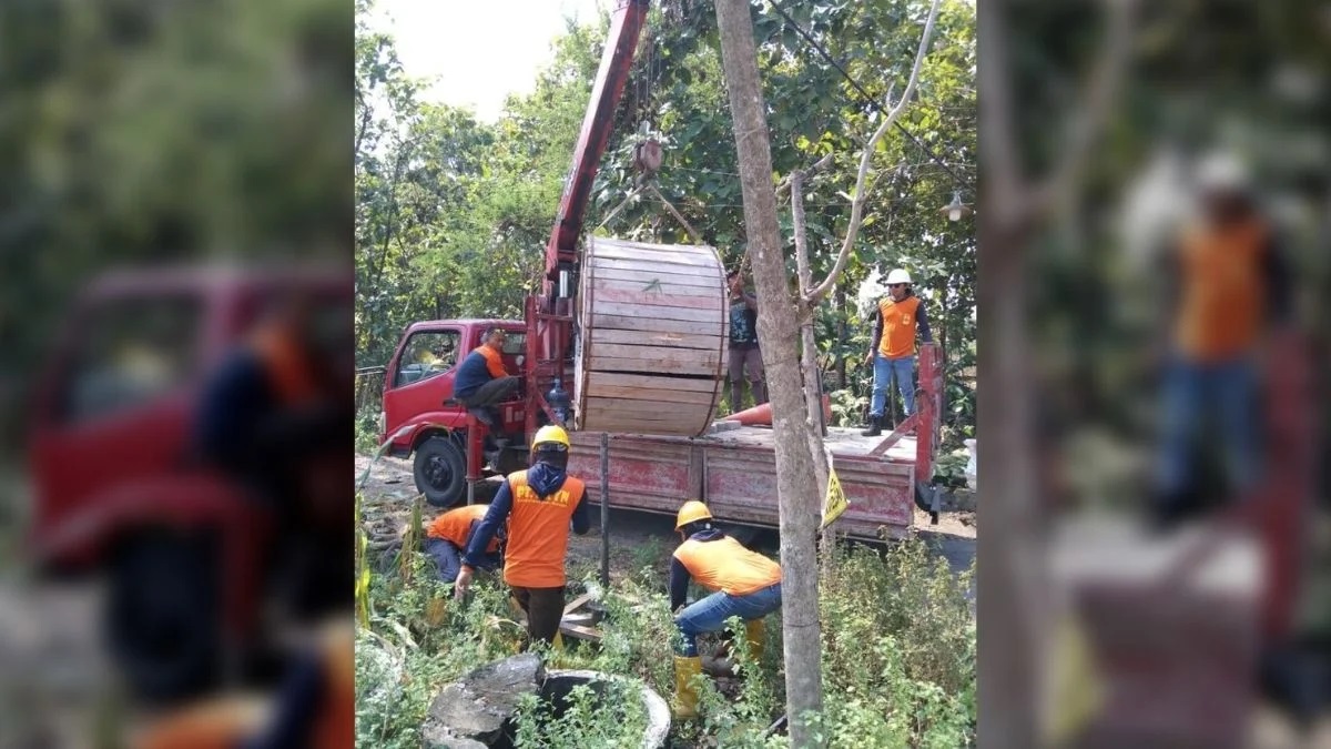 Hasil Perjuangan Ratna Juwita, Jaringan Listrik Dusun Mangkung Mulai Dipasang