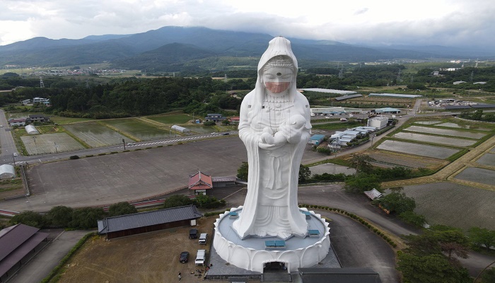 Harap COVID-19 Berakhir, Jepang Pasangi Masker Dewi Buddha Raksasa