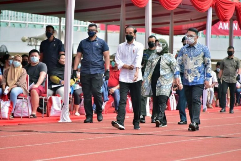 Tinjau Vaksinasi Massal di Stadion Pakansari, Jokowi Targetkan Herd Immunity di Bogor Tercapai pada Agustus