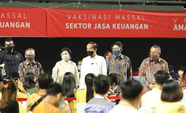 Jokowi Tinjau Vaksinasi Covid-19 Massal bagi Pelaku Sektor Jasa Keuangan