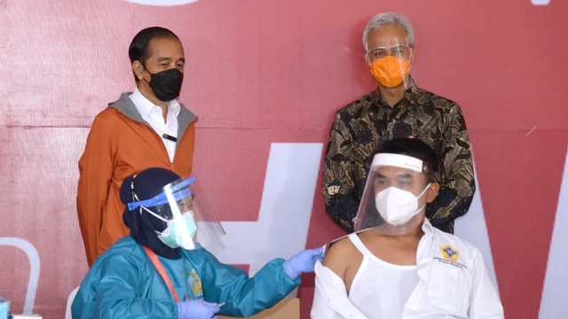 Jokowi Tinjau Vaksinasi Bagi 1.000 Orang di Pelabuhan Tanjung Emas