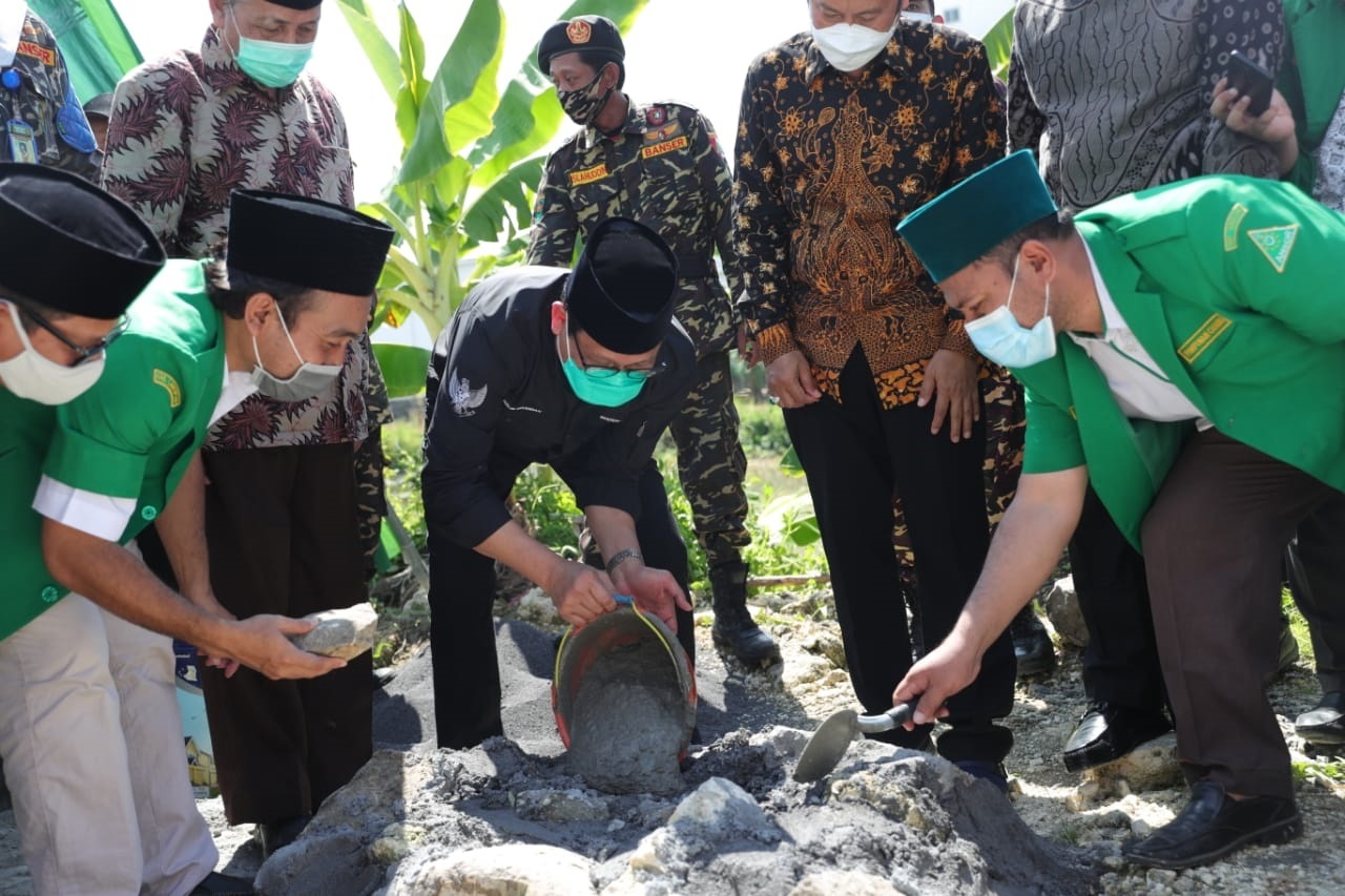 Mendes PDTT Letakan Batu Pertama Pembangunan NU Center Lamongan