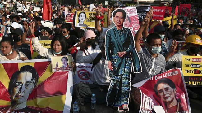 Demonstran Anti Junta Rayakan Ulang Tahun Aung San Suu Kyi di Jalanan