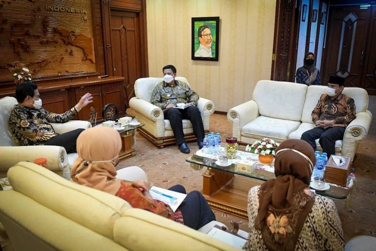 Mendes PDTT Siap Bantu Kembangkan Desa-desa di Samosir