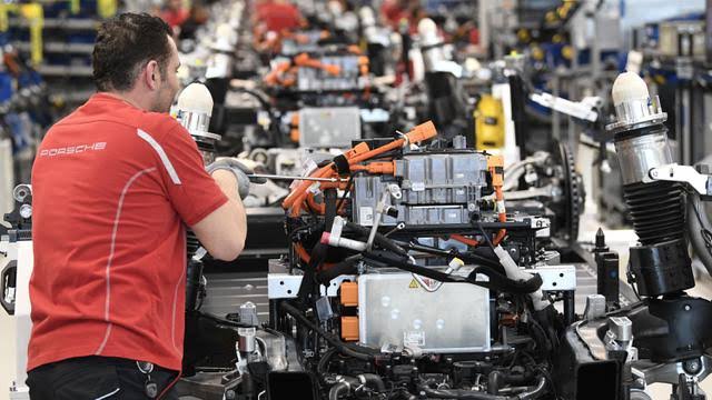 Bahlil Sebut Pabrik Baterai Mobil Listrik Mulai Produksi 2023 di Indonesia