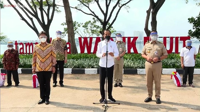 Jokowi Targetkan Minggu Depan Jakarta Bisa Vaksinasi 100 Ribu Orang Per Hari