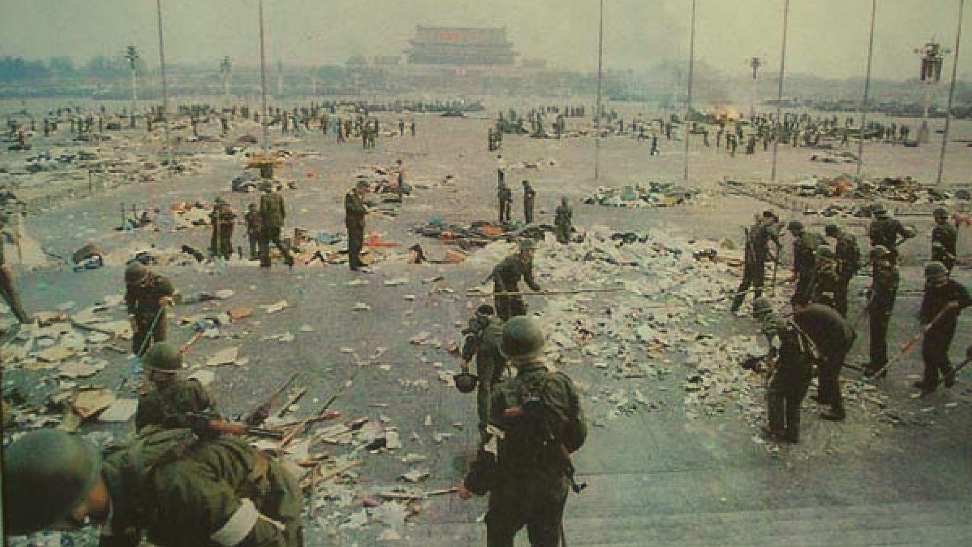 14 апреля события. Китай площадь Тяньаньмэнь 1989. 4 Июня 1989 Китай Тяньаньмэнь. 1989 Год Китай площадь Тяньаньмэнь танки.