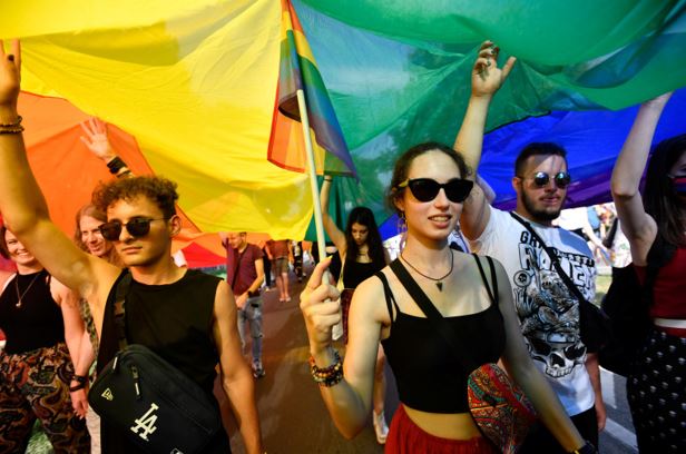 Perjuangkan Hak-Hak LGBTQ, Puluhan Ribu Warga Gelar Aksi Budapest Pride