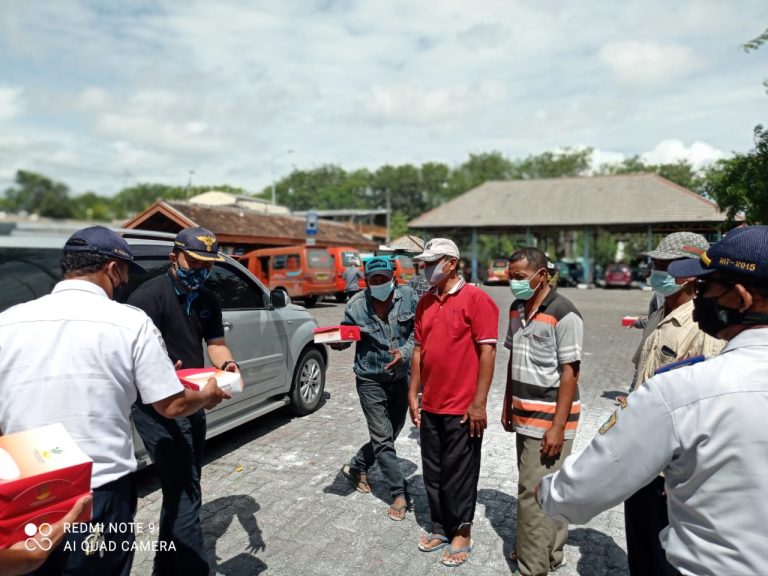 Bagi-bagi Nasi Kotak ke Sopir Angkot, Pemkab dan Dishub Gresik Gaungkan Disiplin Prokes