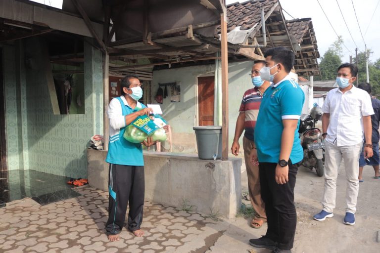 PKB Gresik Blusukan ke Rumah Warga Isoman, Beri Bantuan Paket Sembako